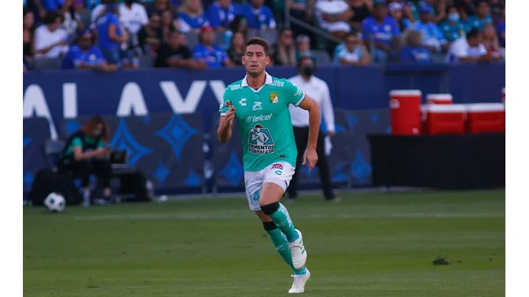 Santiago Ormeño disputando el Campeón de Campeones con León. Foto: Getty