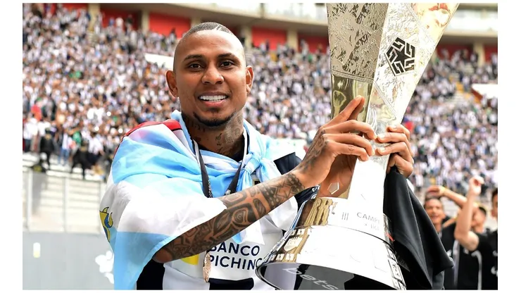 Arley Rodríguez durante el festejo de la Liga 1. (Foto: Liga de Fútbol Profesional)