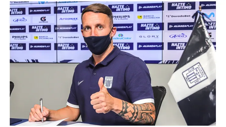 Pablo Lavandeira firmando contrato con Alianza Lima. (Foto: Twitter Alianza Lima)