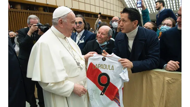 Gianluca Lapadula con la camiseta de Perú y el Papa Francisco. Foto: Gianluca Lapadula (Twitter)