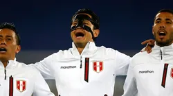 Gianluca Lapadula entona el himno nacional con la Selección Peruana. Foto: Getty