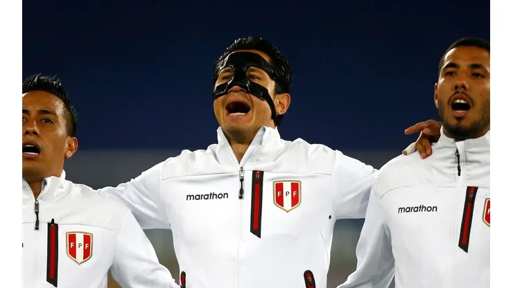 Gianluca Lapadula entona el himno nacional con la Selección Peruana. Foto: Getty