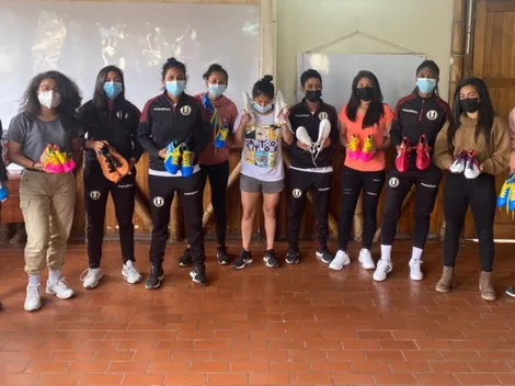 Edison Flores y su obsequio para el plantel femenino de Universitario de Deportes