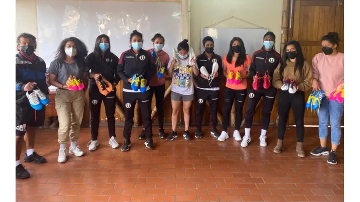 Edison Flores y su obsequio para el plantel femenino de Universitario de Deportes