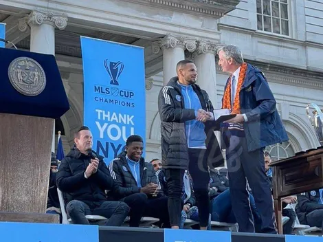 Se lo dio el alcalde: Alexander Callens recibió particular premio por el título de la MLS