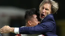 Christian Cueva abraza a Ricardo Gareca tras su gol. Foto: Getty