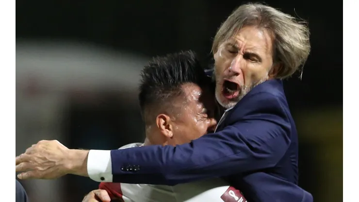 Christian Cueva abraza a Ricardo Gareca tras su gol. Foto: Getty