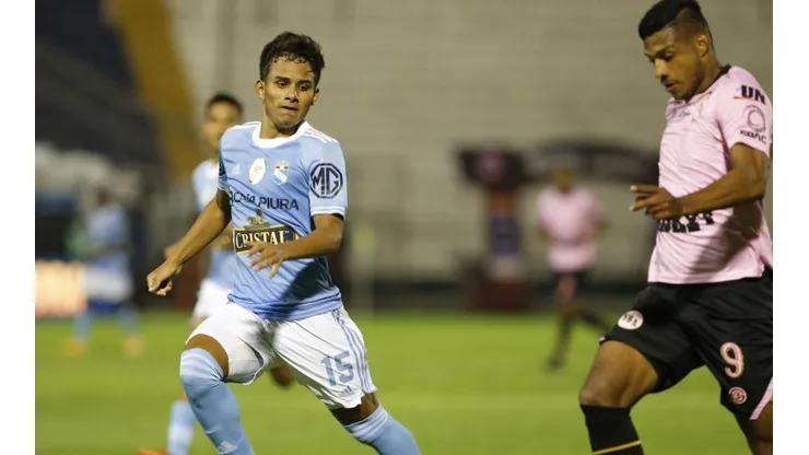 Jhilmar Lora jugó gran cantidad de partidos en primera división solo con 21 años.