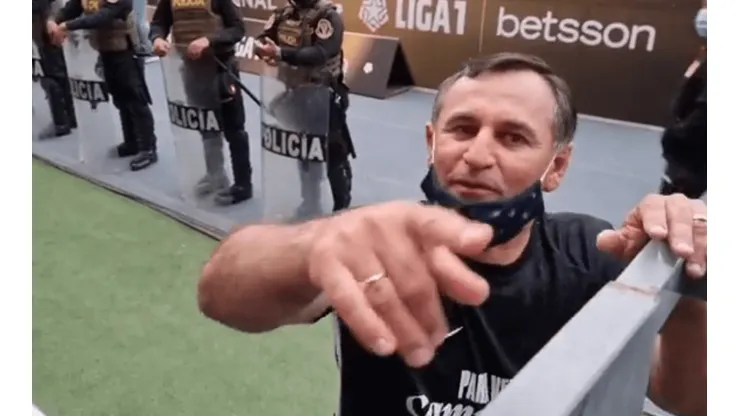 Carlos Bustos bromeó a periodista: "¿¡Cómo haces para saber cómo vamos a jugar!?"