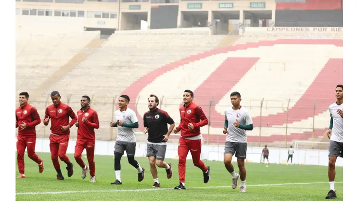 Universitario de Deportes suele entrenar en el estadio Monumental de Ate.