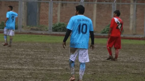 Después de descender: Reimond Manco captado jugando torneo distrital en Huánuco