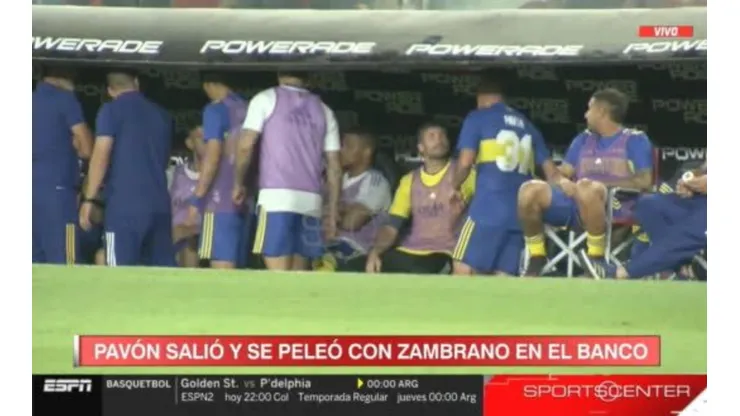 Carlos Zambrano casi se va a las manos con Cristian Pavón en el banco de suplentes
