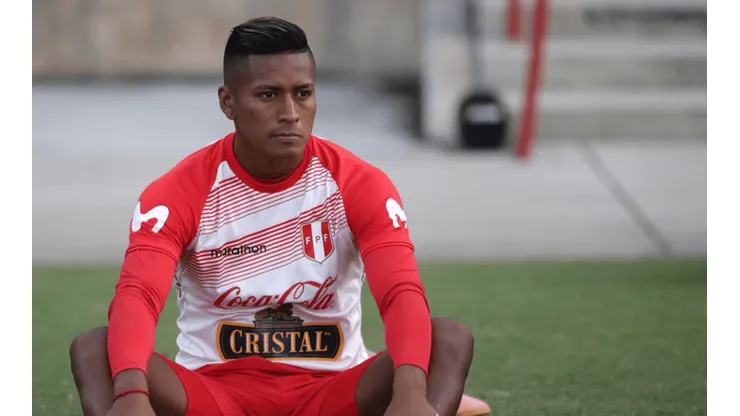 Pedro Aquino no pudo terminar el partido en Caracas por lesión. Fuente: Selección Peruana.