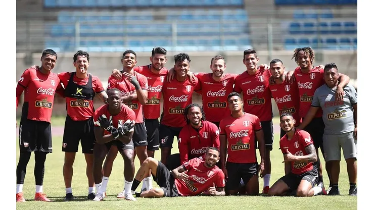La Selección Peruana partió este domingo rumbo a Venezuela y este lunes entrenó ahí.