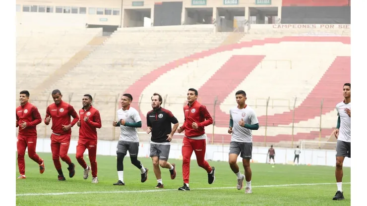 Universitario suele entrenar en el estadio Monumental de Ate.