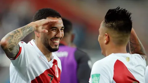 Sergio Peña y Christian Cueva contra Chile. Foto: Getty