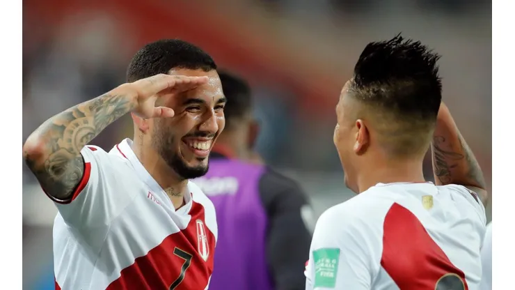 Sergio Peña y Christian Cueva contra Chile. Foto: Getty