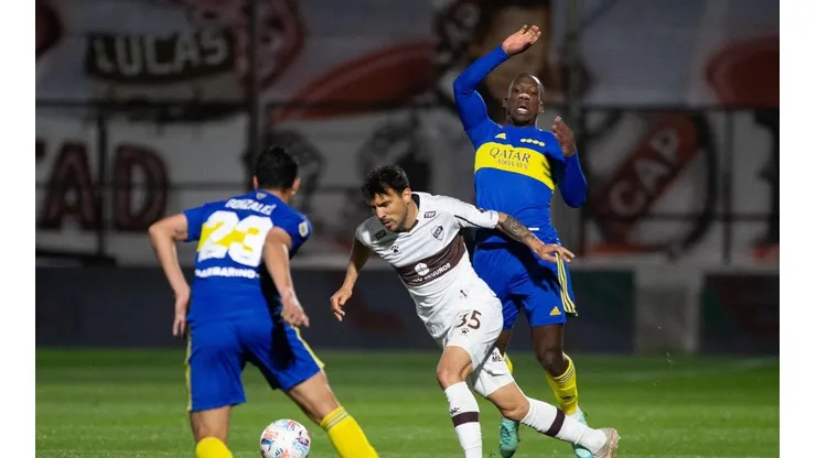 Luis Advíncula es el lateral derecho habitualmente titular en Boca Juniors.