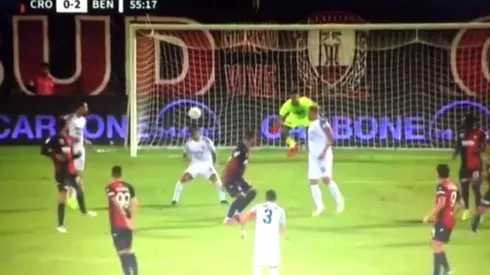 Lapadula desvió el balón con la cabeza y confundió al arquero rival.