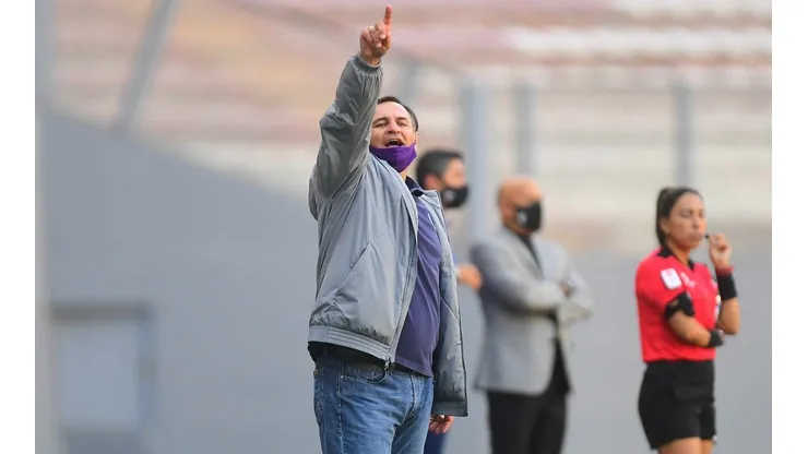 Carlos Bustos, enojado tras caída ante Sporting Cristal: “Regalamos un tiempo”