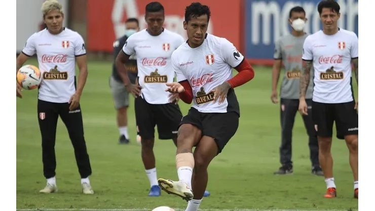 Renato Tapia viajó a Perú, pero no jugó a inicios del mes de noviembre.