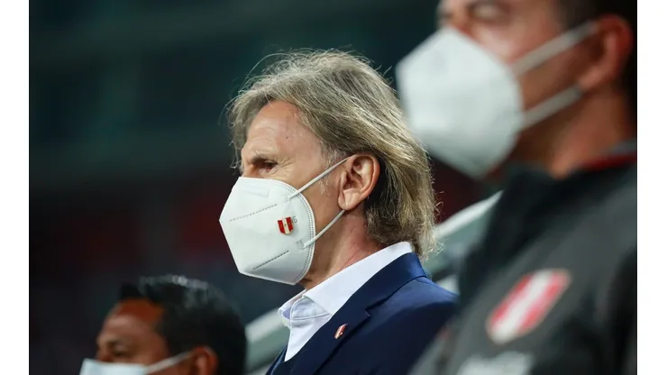 Ricardo Gareca en el himno de Perú. Foto: Getty