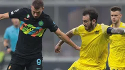 Gustavo Dulanto también tuvo un duelo con Dzeko, quien marcó el primer tanto.