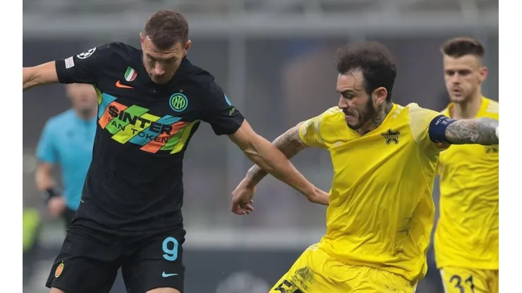 Gustavo Dulanto también tuvo un duelo con Dzeko, quien marcó el primer tanto.