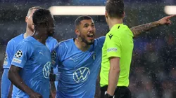 Peña la protesta el árbitro en pleno Chelsea-Malmö por la Champions League. Foto: Getty
