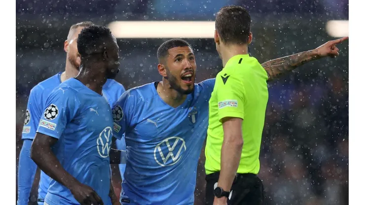 Peña la protesta el árbitro en pleno Chelsea-Malmö por la Champions League. Foto: Getty