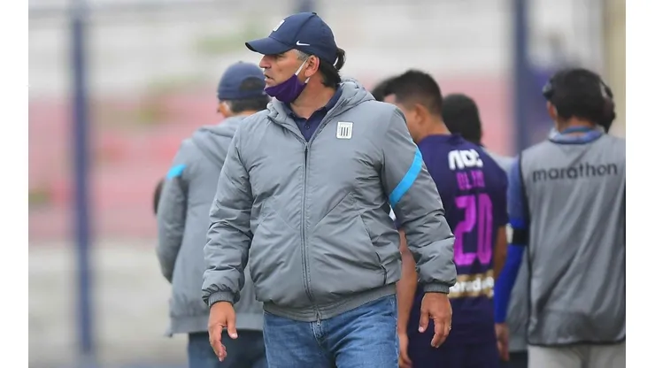 ¡Tiene la confianza! Carlos Bustos seguirá un año más en Alianza Lima