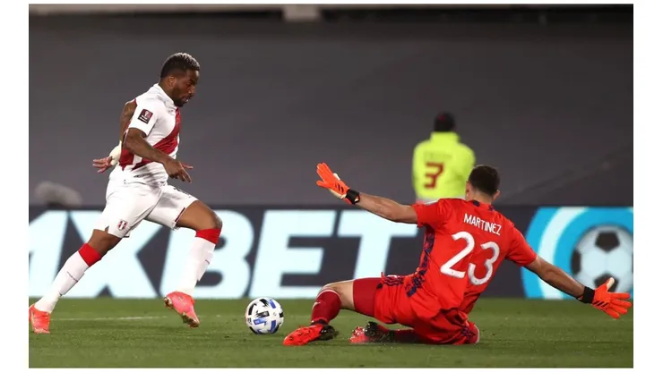Farfán recibió elogios de la prensa argentina tras el penal que le cometió el 'Dibu' Martínez