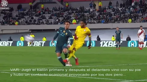 Pedro Gallese impactó a Martínez después de despejar.