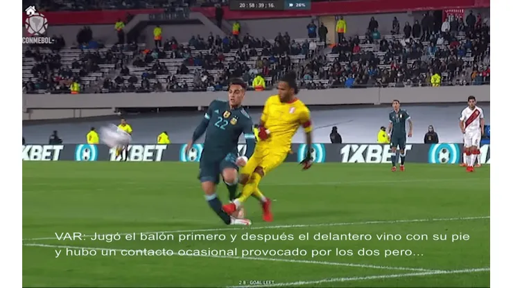 Pedro Gallese impactó a Martínez después de despejar.