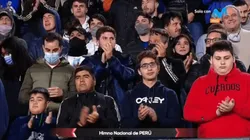Hinchas argentinos respetan el himno nacional peruano con emotivo baño de aplausos