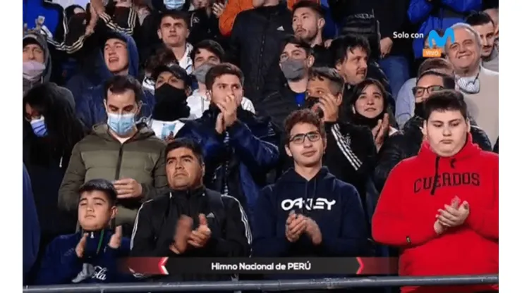 Hinchas argentinos respetan el himno nacional peruano con emotivo baño de aplausos