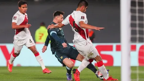 Carlos Zambrano no recibió tarjetas contra Argentina.