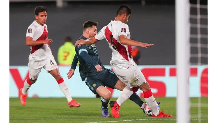 Carlos Zambrano no recibió tarjetas contra Argentina.