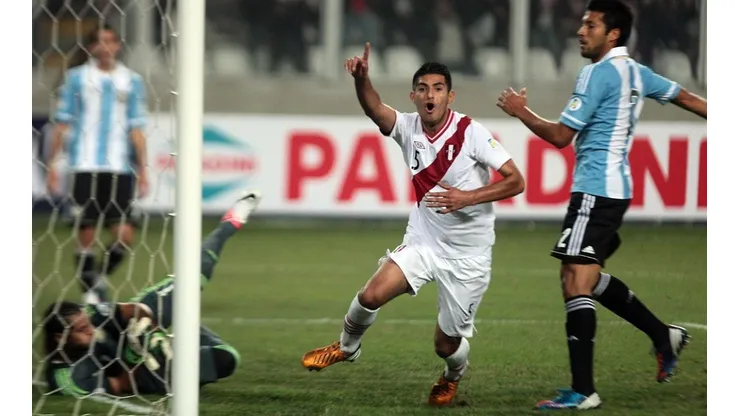 Carlos Zambrano le anotó a Argentina en las eliminatorias rumbo a Brasil 2014.