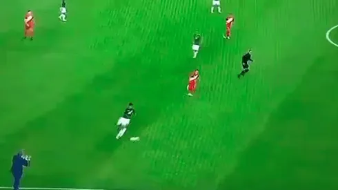 Ricardo Gareca hizo un movimiento con las manos y se acercó a la cancha.