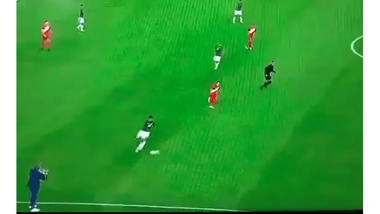 Ricardo Gareca hizo un movimiento con las manos y se acercó a la cancha.