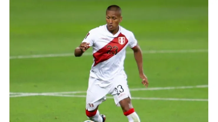 Pedro Aquino fue titular y la rompió en el mediocampo de la Selección Peruana.