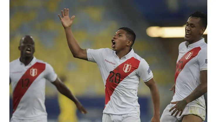 Renato Tapia llegó tocado desde el fútbol español.