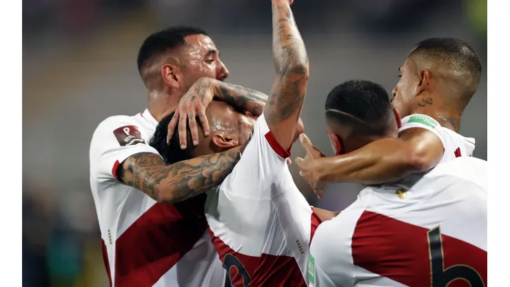 Con tantos de Cueva y Peña, Perú derrotó 2-0 a Chile y sigue respirando en las Eliminatorias