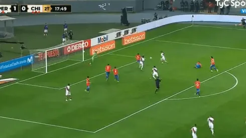 Esta vez no perdonó: Sergio Peña peleó el balón dentro del área y pone el 2-0 ante Chile