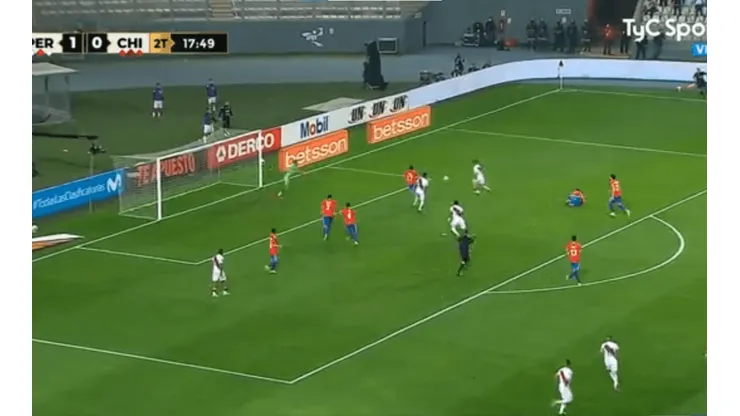 Esta vez no perdonó: Sergio Peña peleó el balón dentro del área y pone el 2-0 ante Chile