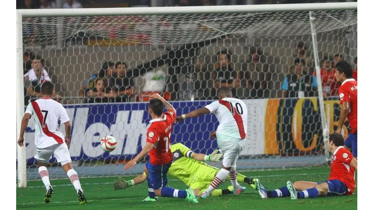 Jefferson Farfán le metió un gol a Chile en las eliminatorias rumbo a Brasil 2014.