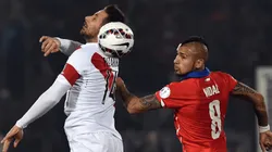 CONMEBOL ya vive el Perú vs. Chile con fotografía de Claudio Pizarro y Arturo Vidal