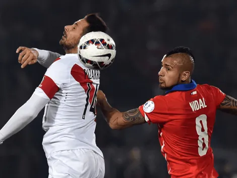 CONMEBOL ya vive el Perú vs. Chile con fotografía de Claudio Pizarro y Arturo Vidal
