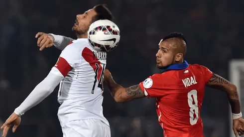 CONMEBOL ya vive el Perú vs. Chile con fotografía de Claudio Pizarro y Arturo Vidal
